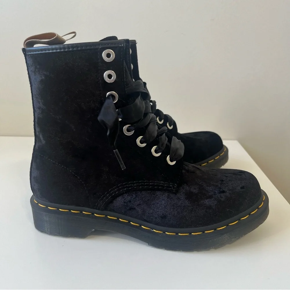 NWOT Dr. Martens VEGAN 1460 WOMEN'S CRUSHED VELVET LACE UP BOOTS Size 9 - Picture 5 of 9
